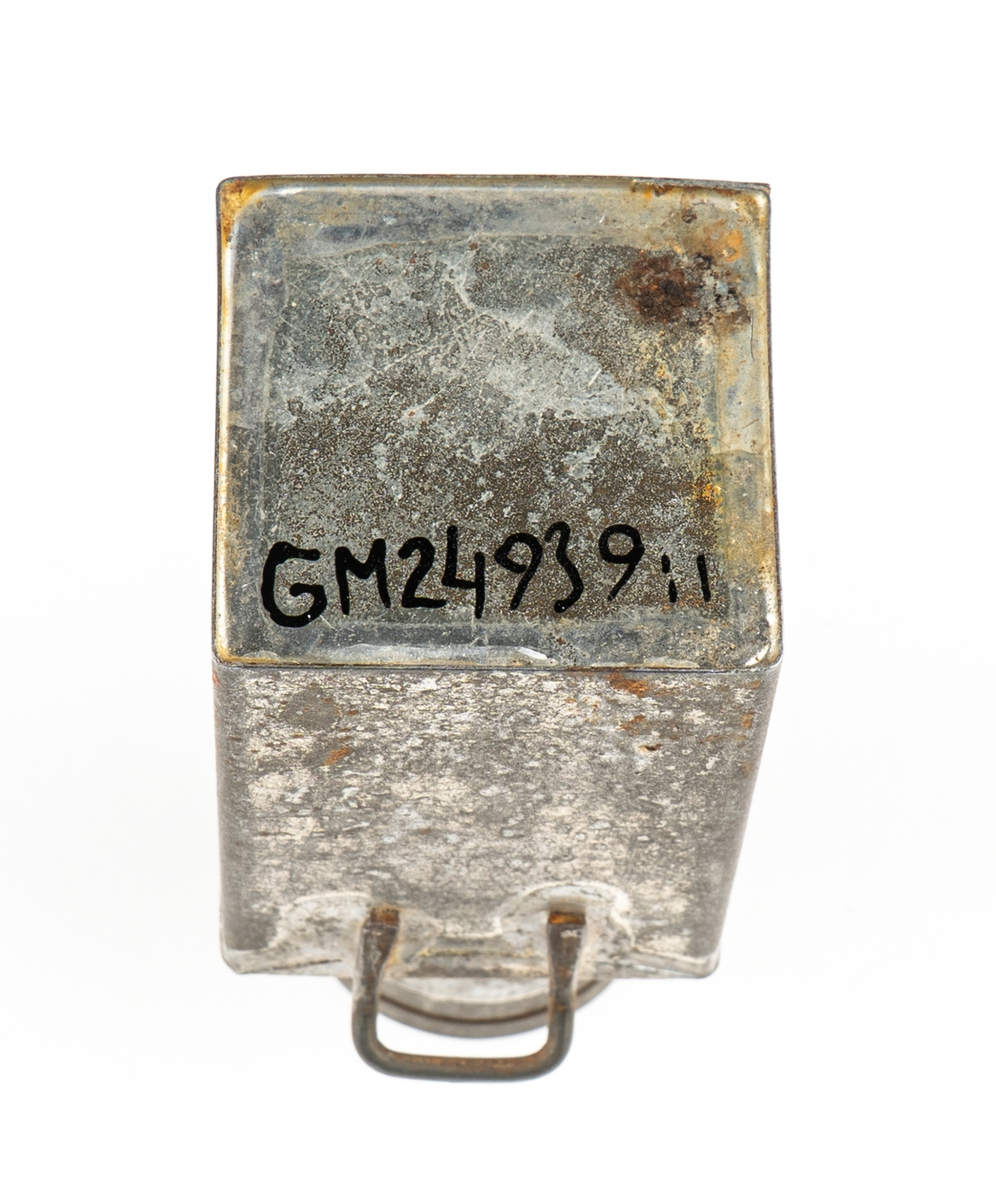 Leksak. Mjölkflaskor, 4 st identiska.
Fyrsidiga med insvängda, raka, partier överst och
hög cylindrisk krage. Bärhänklar på motstående sidor.
Lock saknas på tre  (?).
Ett löst lock med träpackning och lyftögla finns.
Ev. hithörande?. Delarna hoplödda.