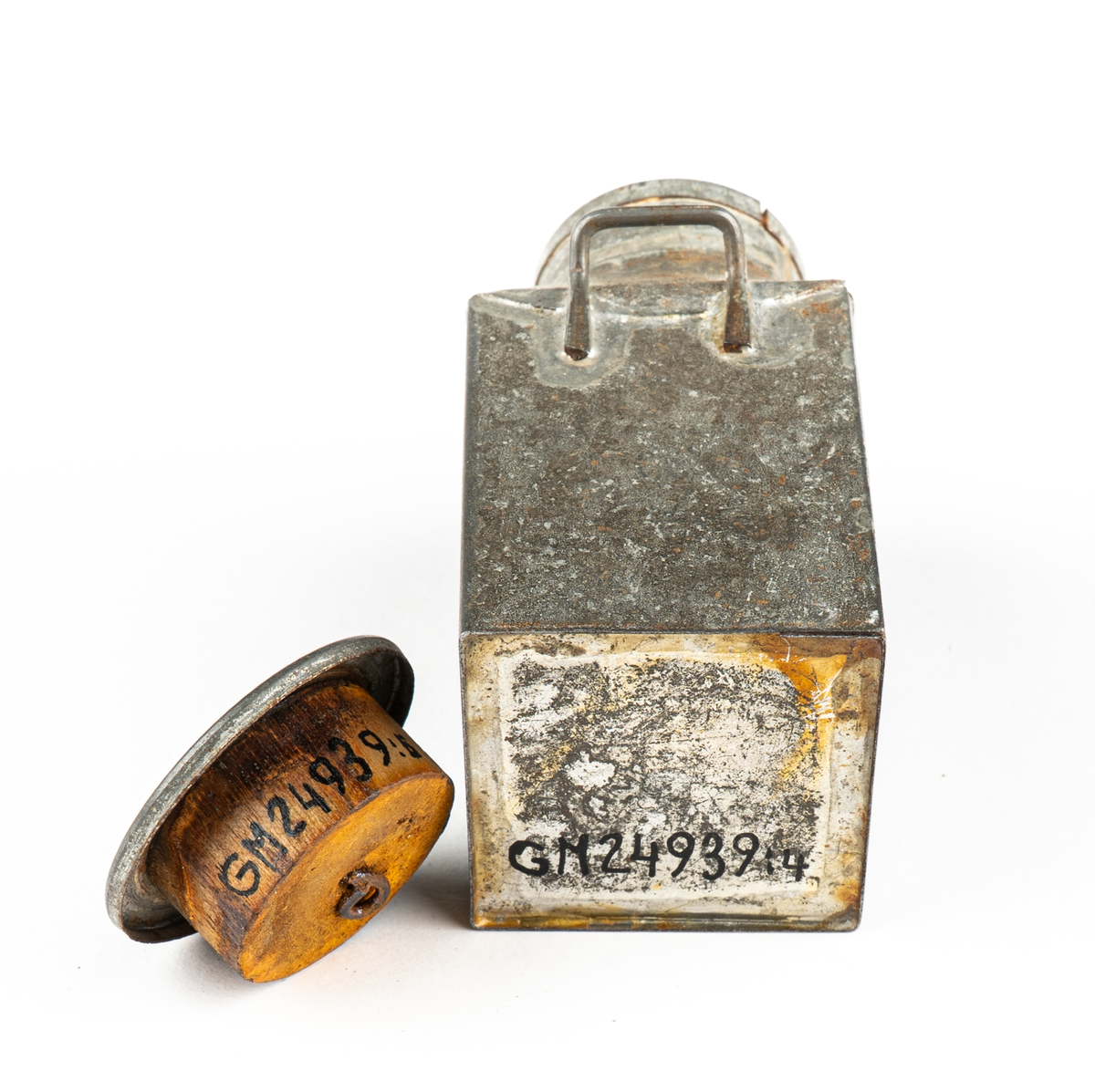 Leksak. Mjölkflaskor, 4 st identiska.
Fyrsidiga med insvängda, raka, partier överst och
hög cylindrisk krage. Bärhänklar på motstående sidor.
Lock saknas på tre  (?).
Ett löst lock med träpackning och lyftögla finns.
Ev. hithörande?. Delarna hoplödda.