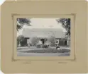 Kyrkoherde Sandén med familj framför prästgården, Skokloster, Uppland
