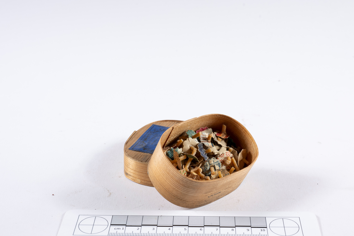 12 Nacht diechter für das viertel Jahr (i små ovala träaskar med blå etikett.)