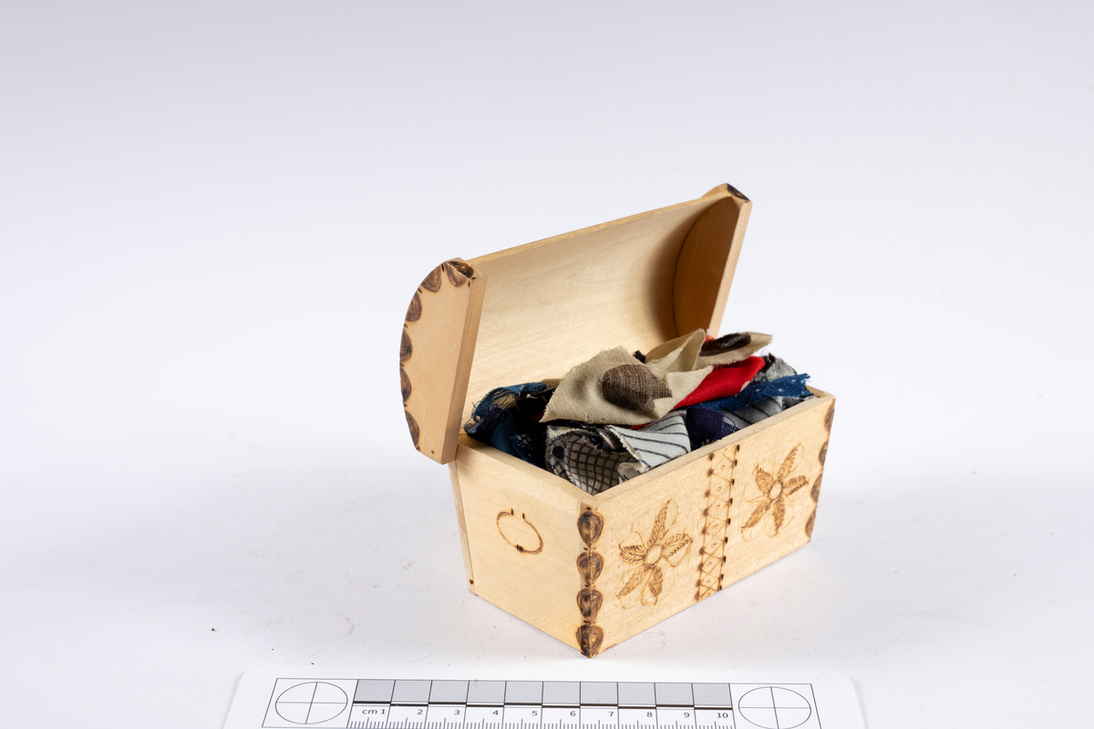 Med bastflätning. Innehåller marker, 4 fack.