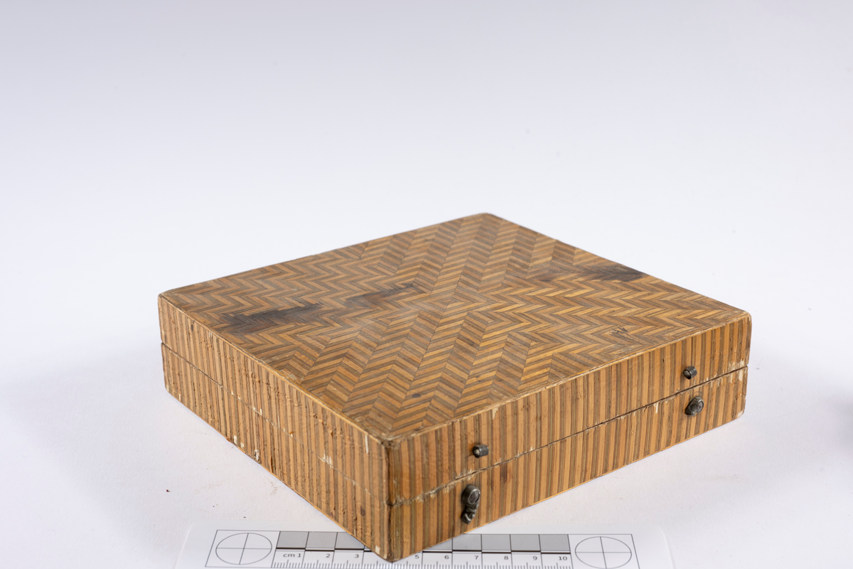 Med bastflätning. Innehåller marker, 4 fack.