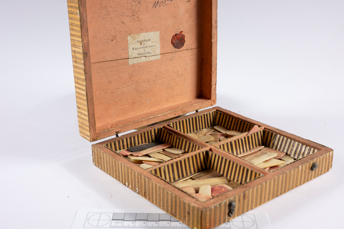 Med bastflätning. Innehåller marker, 4 fack.