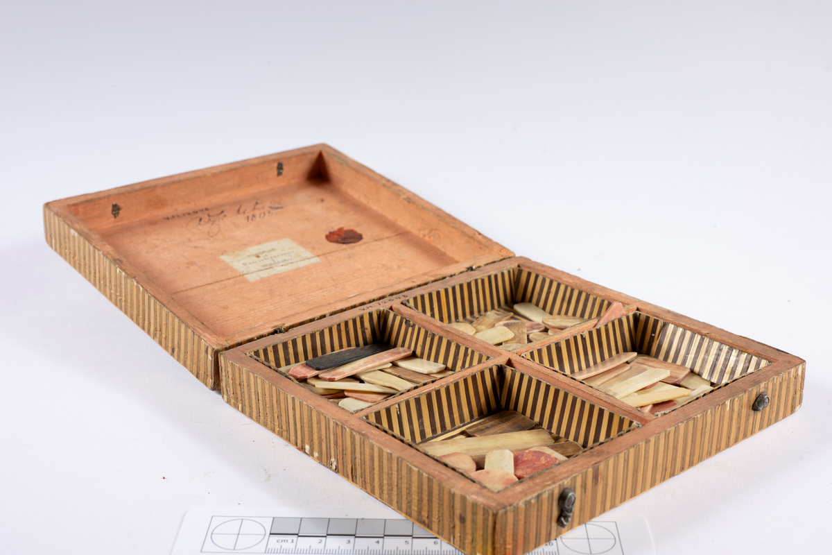 Med bastflätning. Innehåller marker, 4 fack.