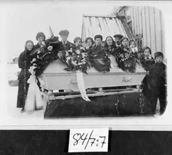 Begravelse på Hadselsand 1914-(13).  Fra venstre Anna Rist, 