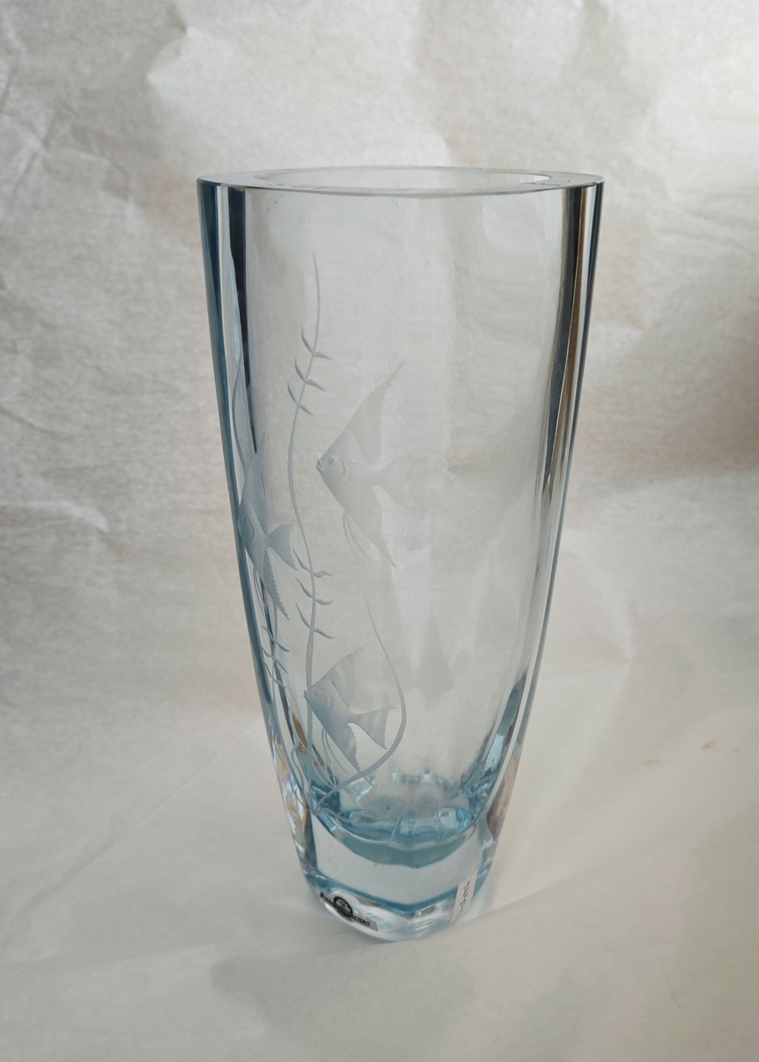 Vas av kristall med motiv bestående av tre fiskar.