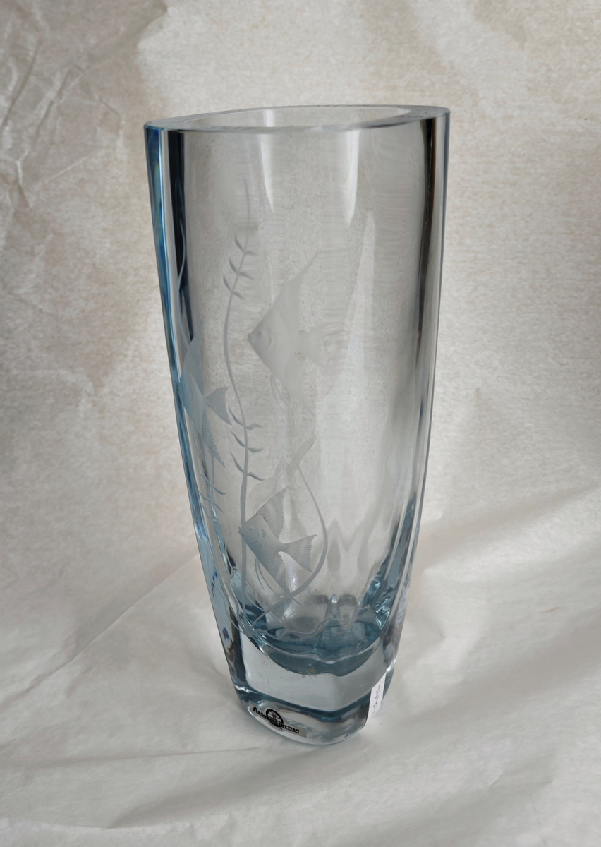 Vas av kristall med motiv bestående av tre fiskar.