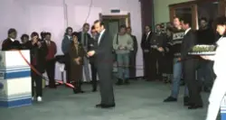 På opningsdaken 11. januar 1991 Klypper Hans Krogstad, styre