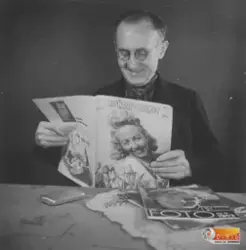 Man läser tidningen Vårt Hem från år 1942.