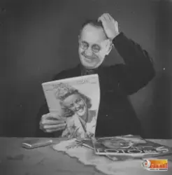 Man läser tidningen Vårt Hem från år 1942.