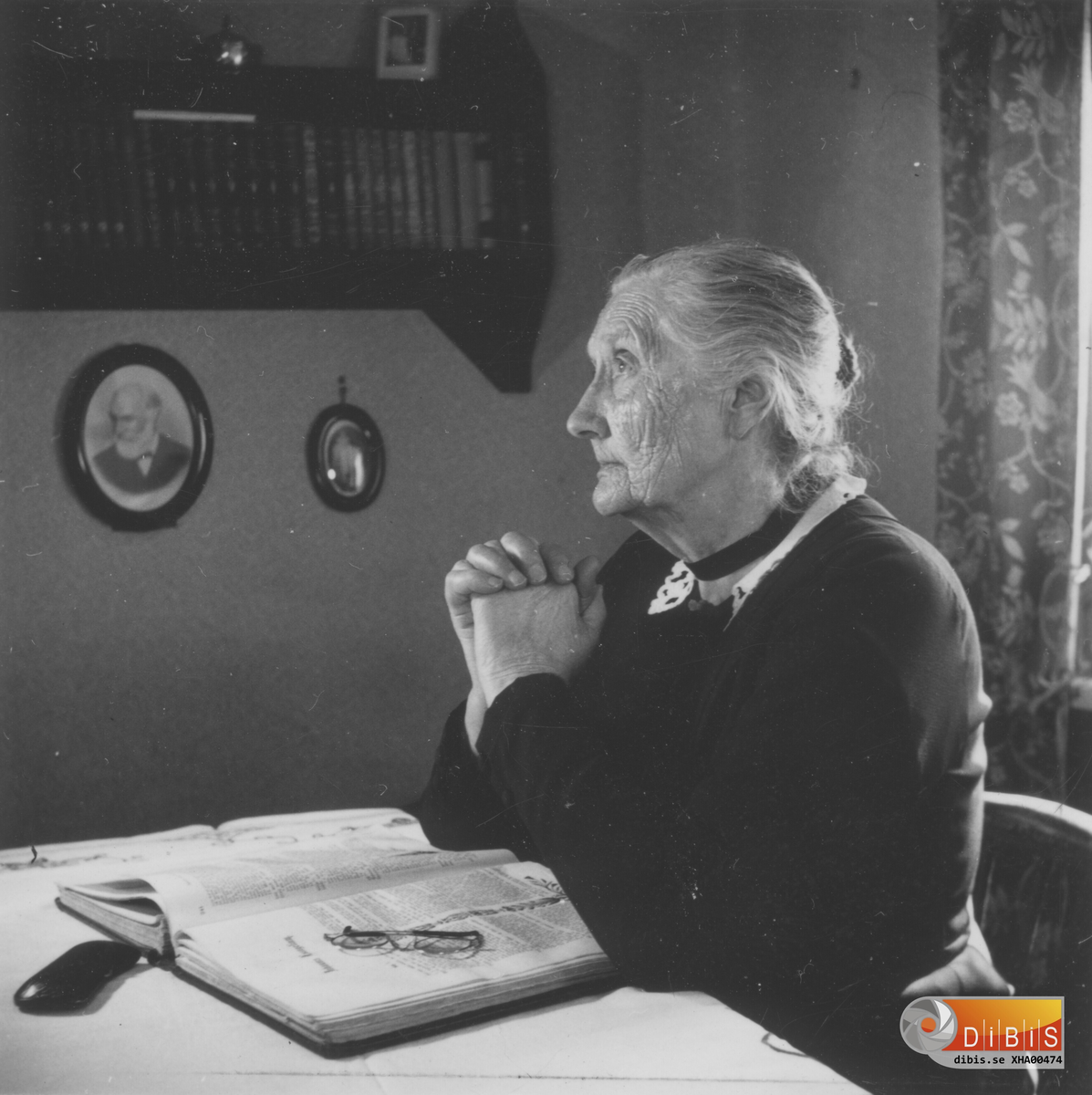 Kvinna läser i bok.