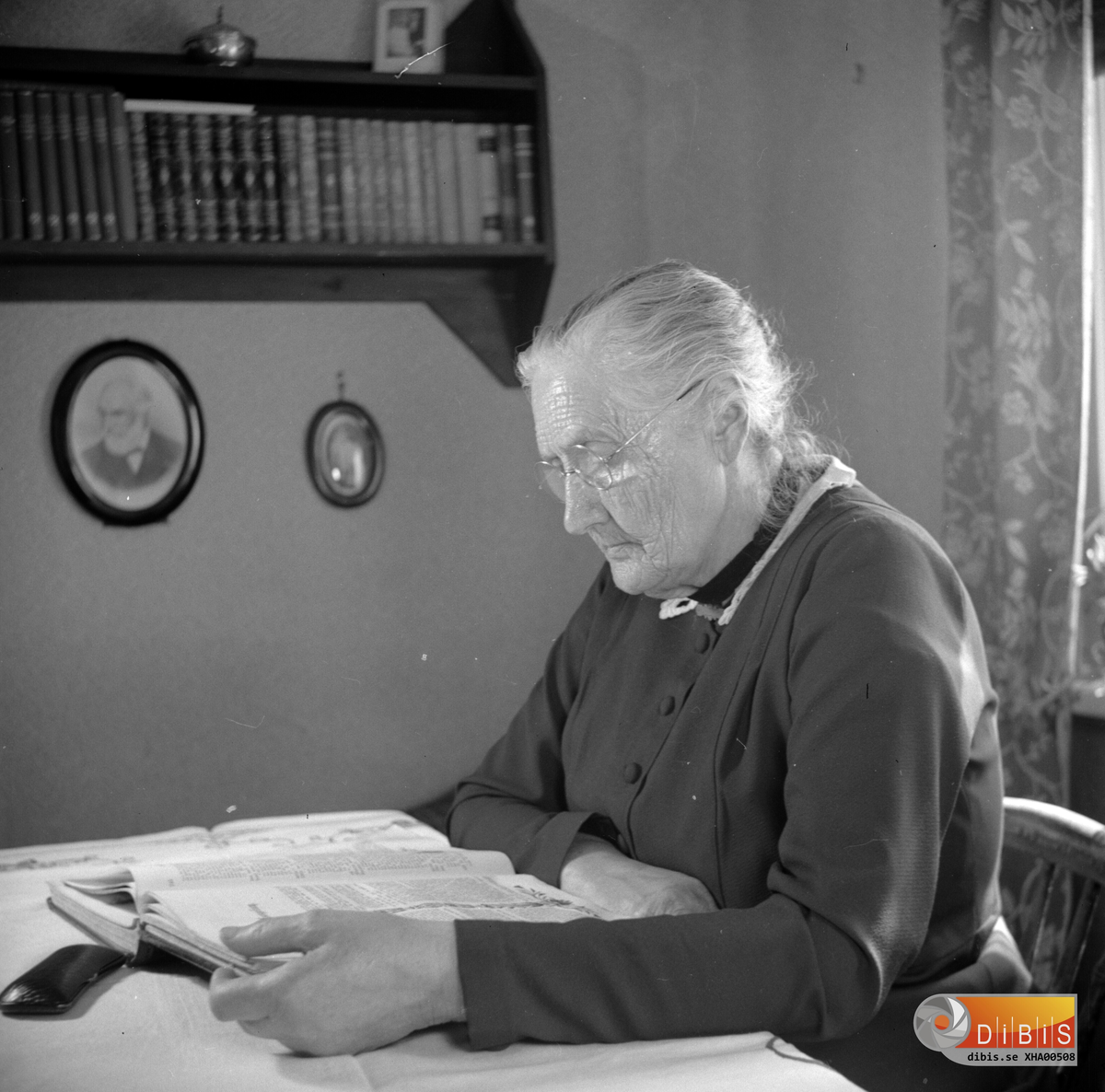 Äldre kvinna läser i bok.