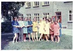 Arbeidere ved Tronsmo hanskefabrikk ca. 1969