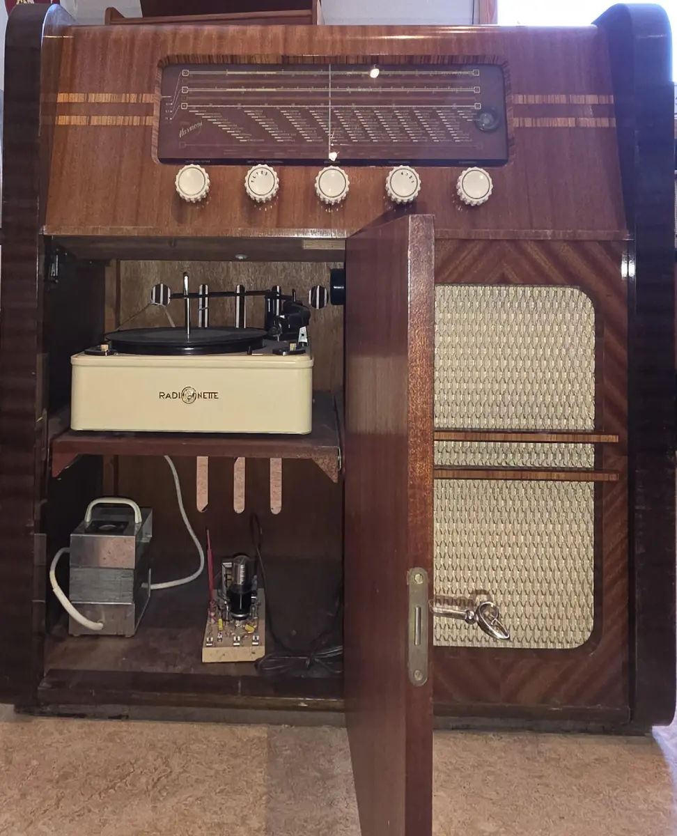 Dette er et Edda Harmoni 2 Radiokabinett ble produsert i årene 1954/55. Denne har produksjonsnummer 36 422 av en serie på 1736 stk og hadde betegnelsen 27 A.