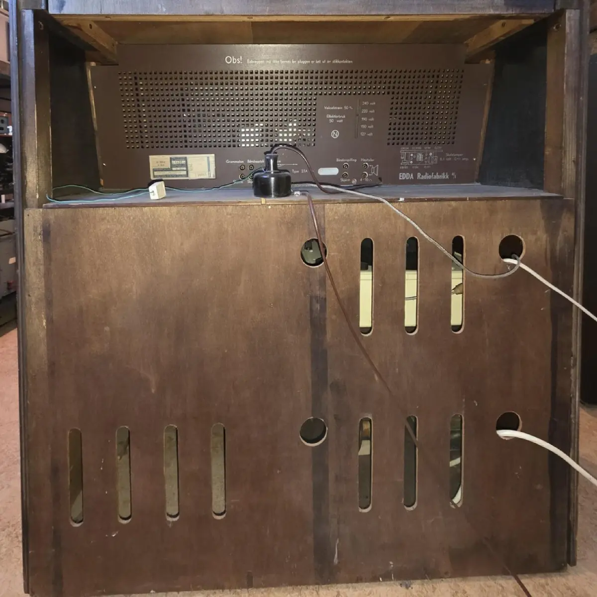 Dette er et Edda Harmoni 2 Radiokabinett ble produsert i årene 1954/55. Denne har produksjonsnummer 36 422 av en serie på 1736 stk og hadde betegnelsen 27 A.