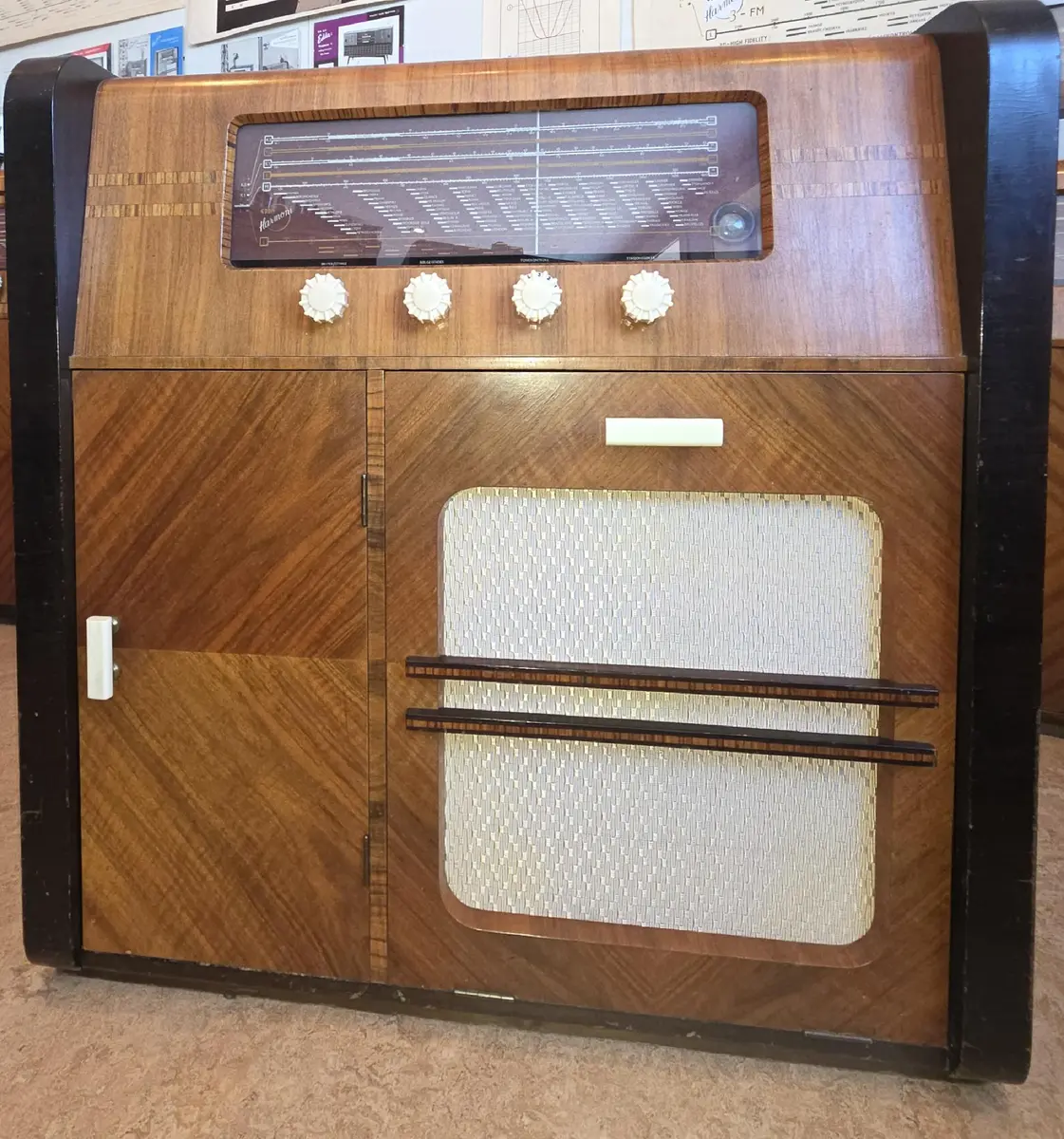 Edda Harmoni Radiokabinett type 15 A ble produsert i 1955 i 3 000 eksemplarer. Dette kabinettet har produksjonsnummer 36 422. Inklusive platespiller kostet det kr. 1 455,-.