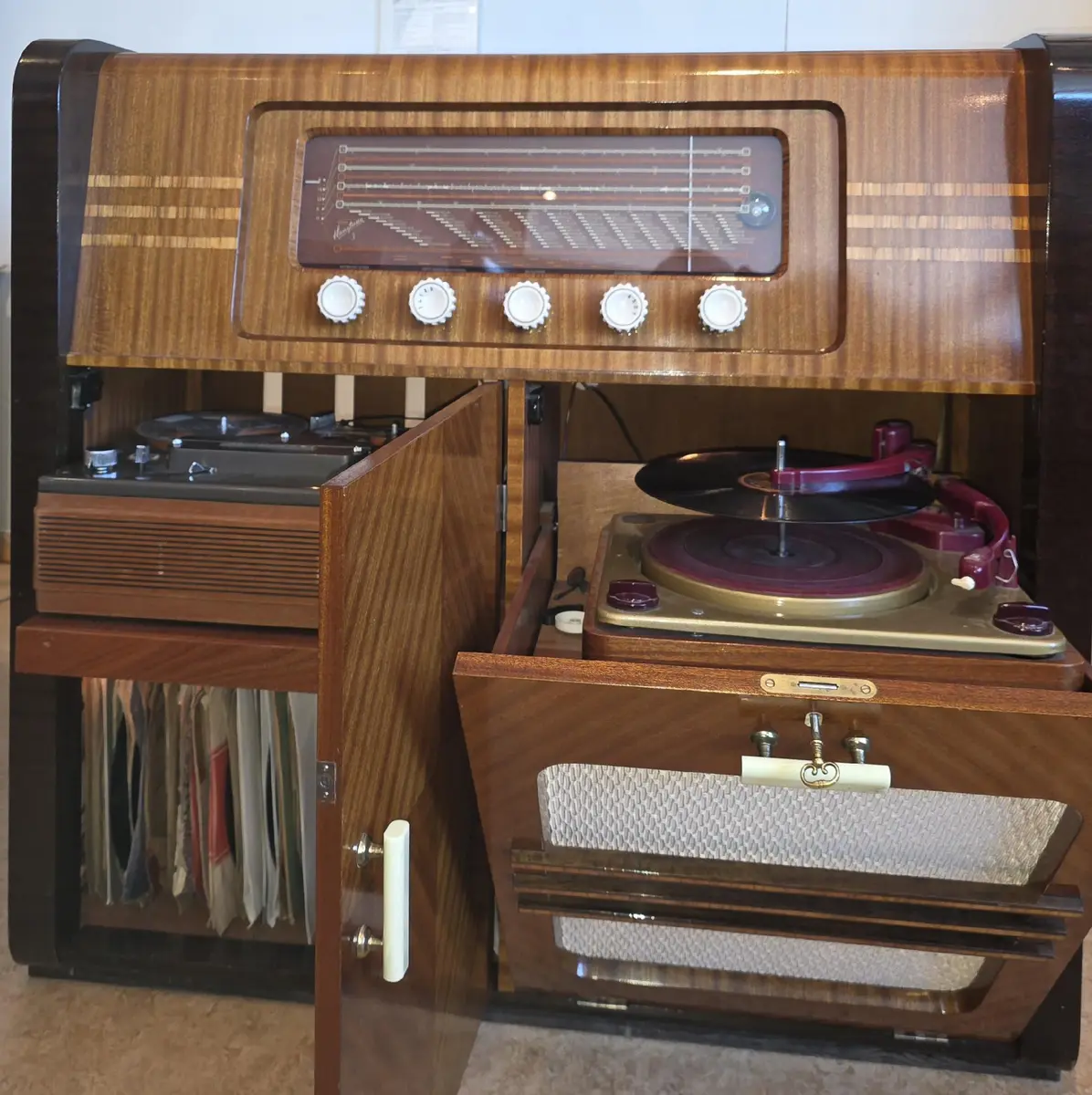 Edda Haugtussa 3, Radiogrammofon type 20 A med produksjonsnummer 37885 ble produsert i 1000 eksemplarer og solgt gjennom 1956. Dette var det første apparatet med såkalt 3 D lyd og ble annonsert som først ute med 3D lyd i1956.
Apparatet kostet kr. 1844,- inklusive en 3-speeds plateskifter type Collaro fra England.
Kabinettene ble produsert hos Harby & Sandberg i Brumunddal og prisen på kabinettene kostet kr. 306,- pr. stk. fra fabrikk