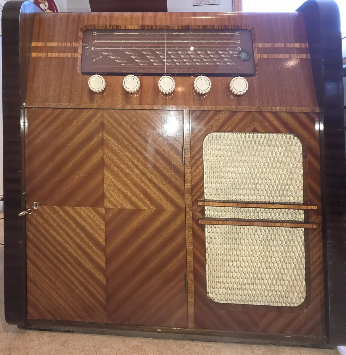 Harmoni 2 Radiogrammofon type 27 A med produksjonsnummer 36422 ble produsert og solgt i 1954. Det ble produsert 1500 stk av denne varianten som og levert med en Philips 3 speed plateskiter inkludert i prisen på kr. 1 635. Timelønnen for fagarbeidere var kr. 3,50 pr. time i 1954, tilsvarende en årslønn på ca. kr. 7 000,-.

Agenten på østlandet Adolf Noreng solge 54 % av produksjonen til Edda i 1956 og hadde provisjonsinntekt på kr. 82 764,- noe som tilsvarte nærmere 12 årslønner for en fagarbeider.