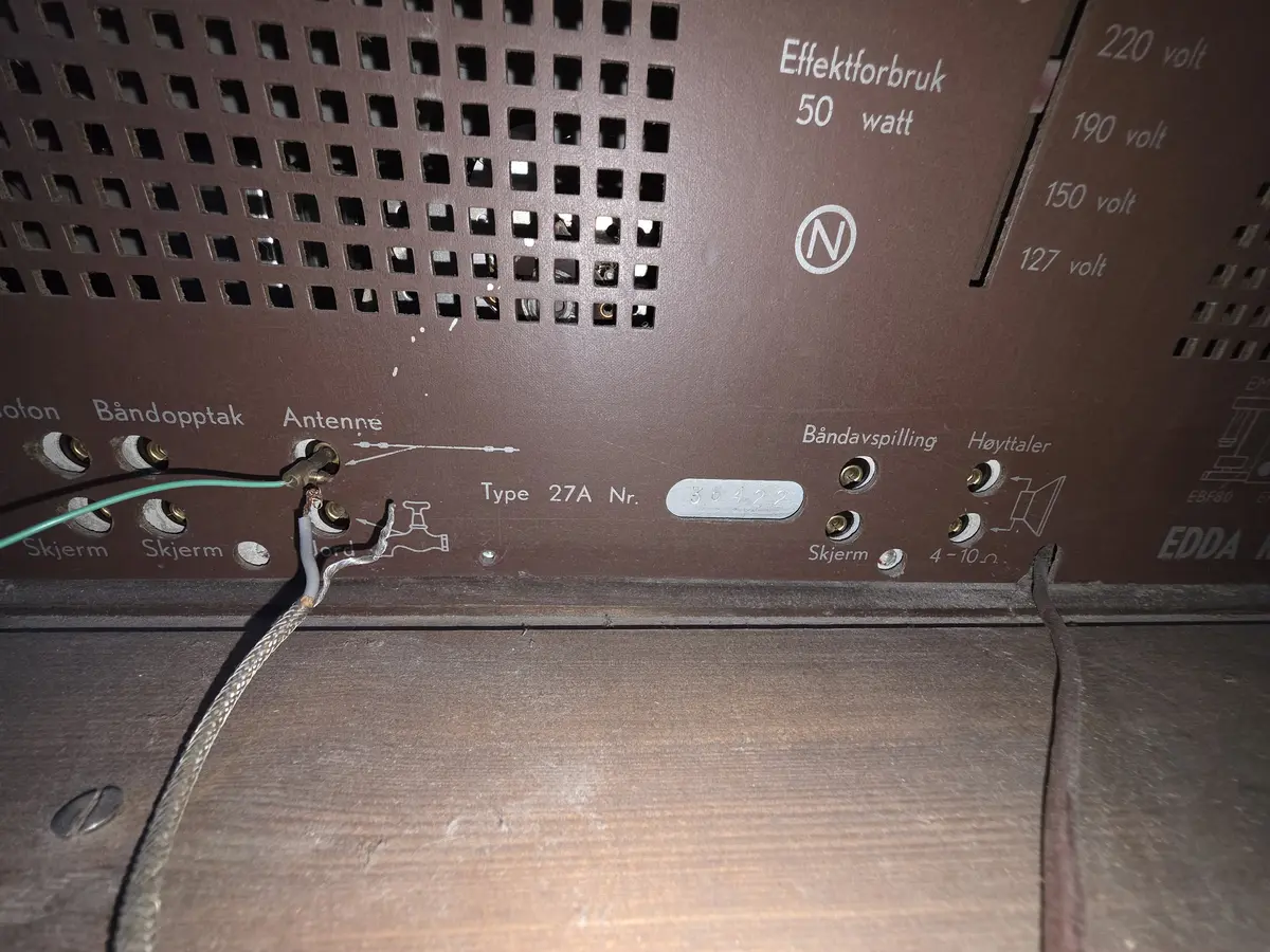 Harmoni 2 Radiogrammofon type 27 A med produksjonsnummer 36422 ble produsert og solgt i 1954. Det ble produsert 1500 stk av denne varianten som og levert med en Philips 3 speed plateskiter inkludert i prisen på kr. 1 635. Timelønnen for fagarbeidere var kr. 3,50 pr. time i 1954, tilsvarende en årslønn på ca. kr. 7 000,-.

Agenten på østlandet Adolf Noreng solge 54 % av produksjonen til Edda i 1956 og hadde provisjonsinntekt på kr. 82 764,- noe som tilsvarte nærmere 12 årslønner for en fagarbeider.