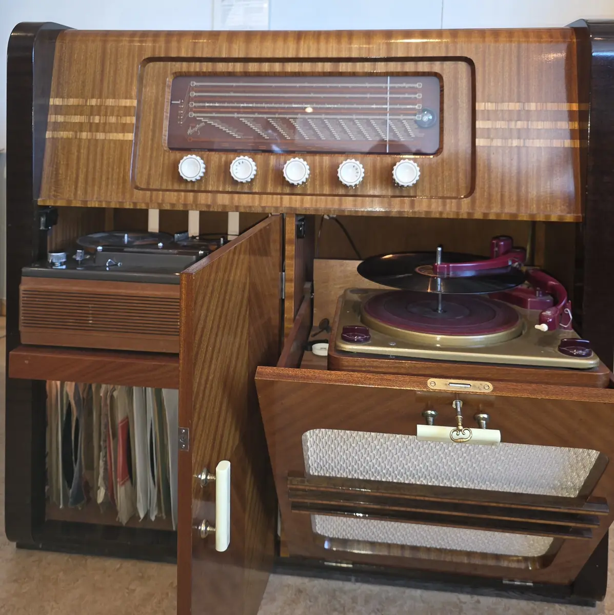 Edda Haugtussa 3 Radiogrammofon type 20 A med produksjonsnummer 37885 ble produsert i 1000 eksemplarer og solgt gjennom 1956. Dette var det første apparatet med såkalt 3 D lyd og ble annonsert som først ute med 3D lyd.
Apparatet kostet kr. 1844,- inklusive en 3-speeds plateskifter type Collaro fra England.
Kabinettene ble produsert hos trelastbedriften Holten & Aasgård AS i Surnadal og hadde 10 lag m/lakk.
