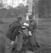 Orientering, 27/9 1942. 
Några personer läser ett anslag på en telefonstolpe.