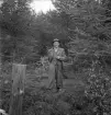 Orientering, 27/9 1942. 
En man med korg på armen i ett skogsbryn.