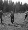Orientering, 27/9 1942. 
Ett antal glada ungdomar på ett litet gärde (på väg i mål ?).