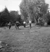 Orientering, 27/9 1942. 
Ett antal ungdomar på ett litet gärde, springer i mål.