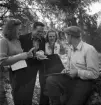 Orientering, 27/9 1942. 
Några glada ungdomar diskuterar något.