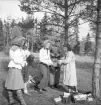 Orientering, 27/9 1942. 
Några ungdomar diskuterar något, vid några tallar.