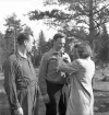 Orientering, 27/9 1942. 
Prisutdelning. En man får ett märke av en ung kvinna.