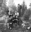 Orientering, 27/9 1942. 
Några ungdomar studerar kartor vid några bergsknallar.