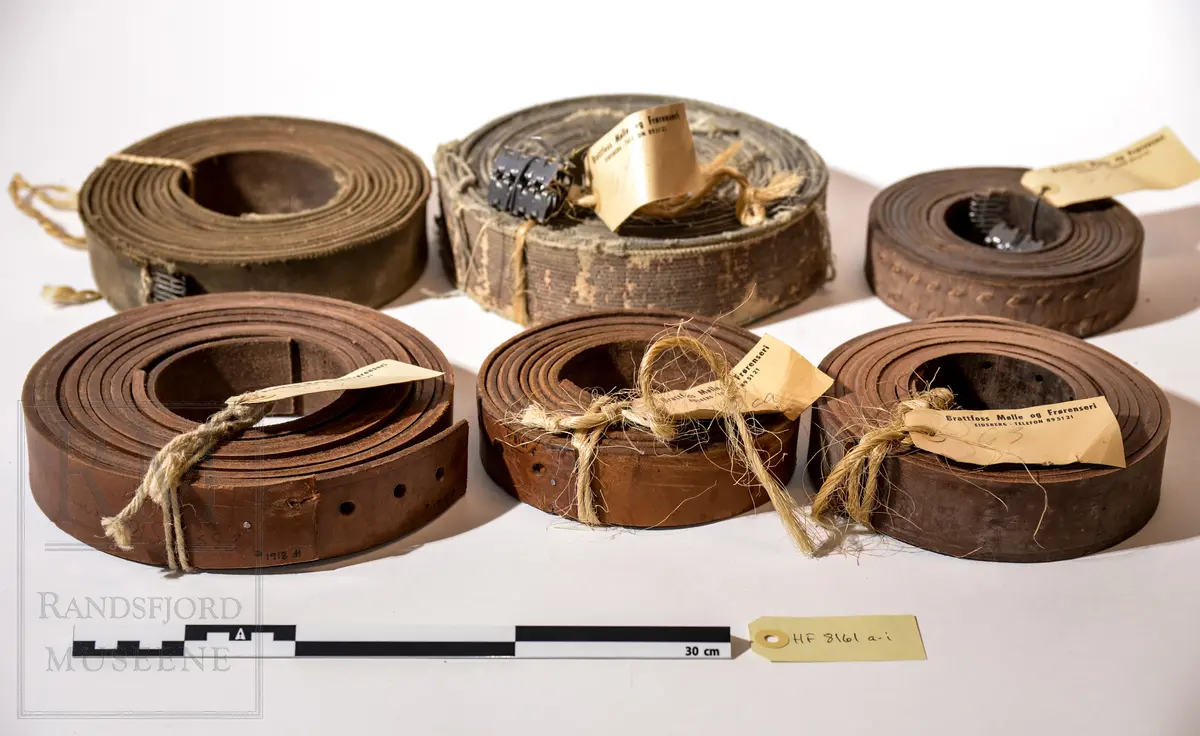 Drivreimer til div. møllemaskiner.
(a-b): Balata 
(c-g): Lær
(h-i): Stål
Flate, Sammenrullede. 6 reimskjøter festet til (b), 2 til (c).
(a-b): Grå
(c-g): Brune
