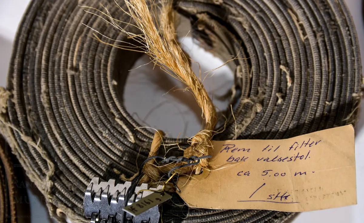 Drivreimer til div. møllemaskiner.
(a-b): Balata 
(c-g): Lær
(h-i): Stål
Flate, Sammenrullede. 6 reimskjøter festet til (b), 2 til (c).
(a-b): Grå
(c-g): Brune
