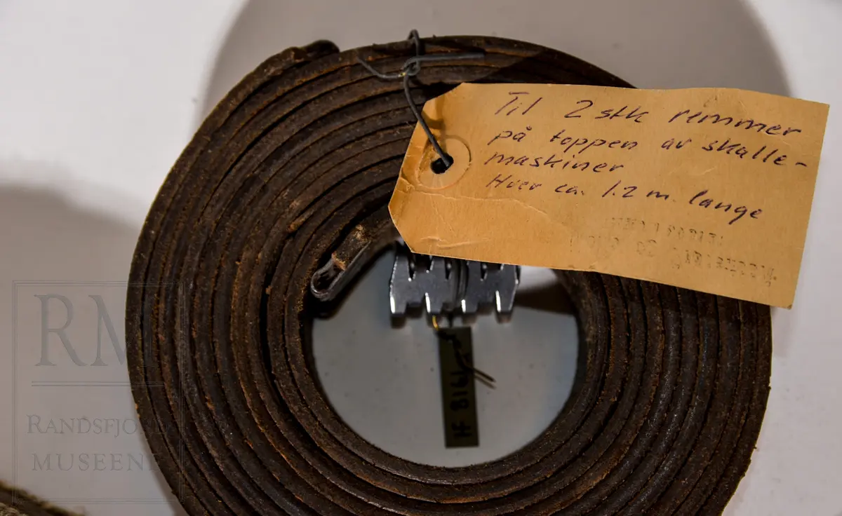 Drivreimer til div. møllemaskiner.
(a-b): Balata 
(c-g): Lær
(h-i): Stål
Flate, Sammenrullede. 6 reimskjøter festet til (b), 2 til (c).
(a-b): Grå
(c-g): Brune
