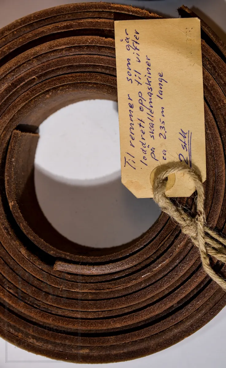 Drivreimer til div. møllemaskiner.
(a-b): Balata 
(c-g): Lær
(h-i): Stål
Flate, Sammenrullede. 6 reimskjøter festet til (b), 2 til (c).
(a-b): Grå
(c-g): Brune
