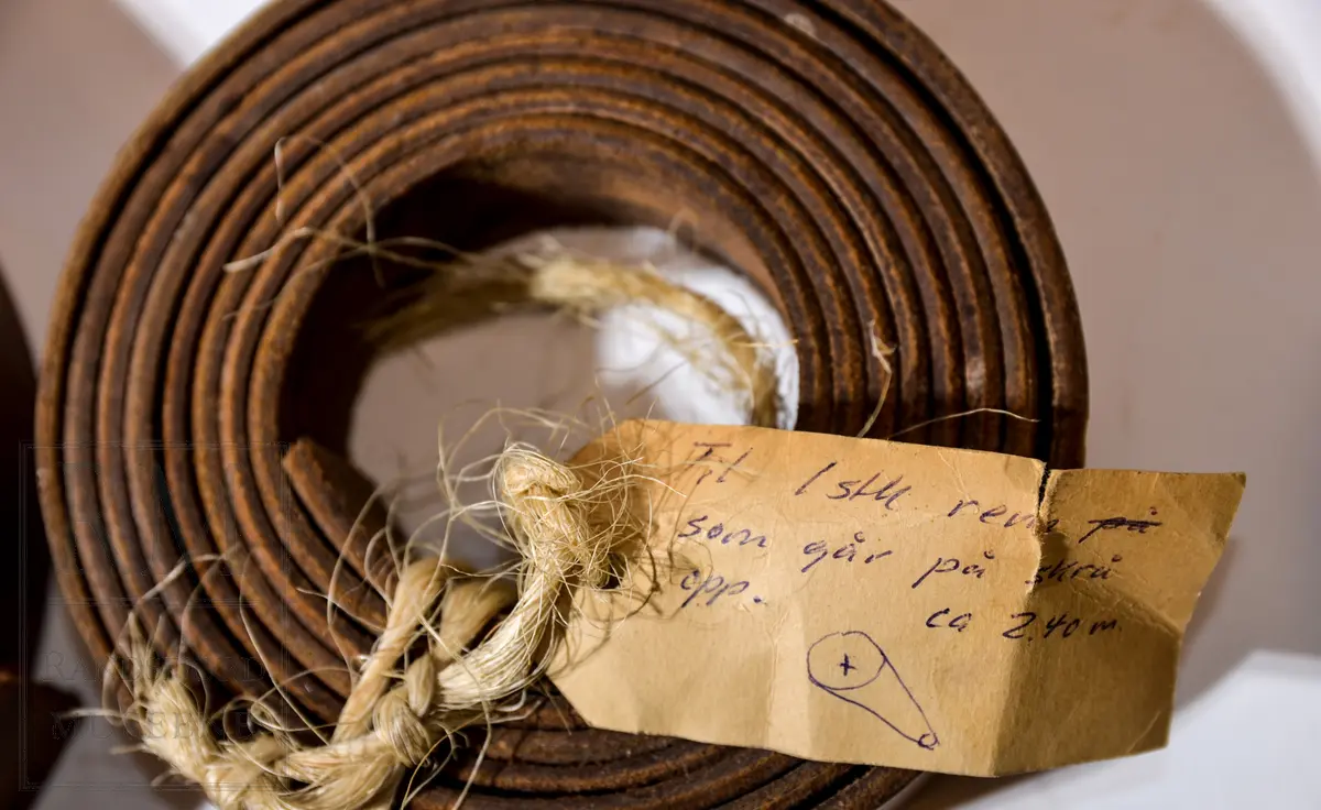 Drivreimer til div. møllemaskiner.
(a-b): Balata 
(c-g): Lær
(h-i): Stål
Flate, Sammenrullede. 6 reimskjøter festet til (b), 2 til (c).
(a-b): Grå
(c-g): Brune
