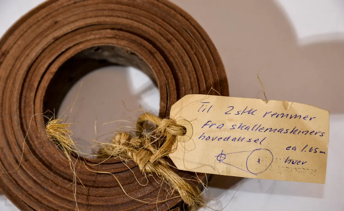 Drivreimer til div. møllemaskiner.
(a-b): Balata 
(c-g): Lær
(h-i): Stål
Flate, Sammenrullede. 6 reimskjøter festet til (b), 2 til (c).
(a-b): Grå
(c-g): Brune
