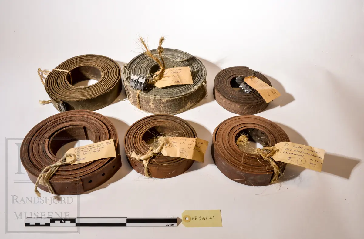 Drivreimer til div. møllemaskiner.
(a-b): Balata 
(c-g): Lær
(h-i): Stål
Flate, Sammenrullede. 6 reimskjøter festet til (b), 2 til (c).
(a-b): Grå
(c-g): Brune
