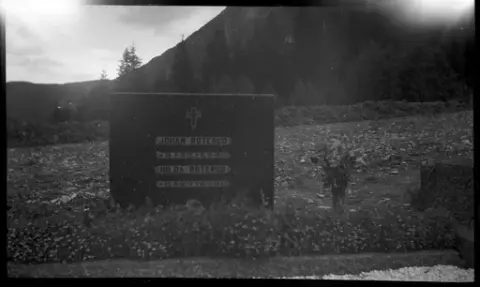 Gravsted på Rjukan kirkegård for Johan og Hilda Roterud.