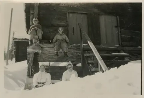 Fire barn på og foran stabburet på Krokan.