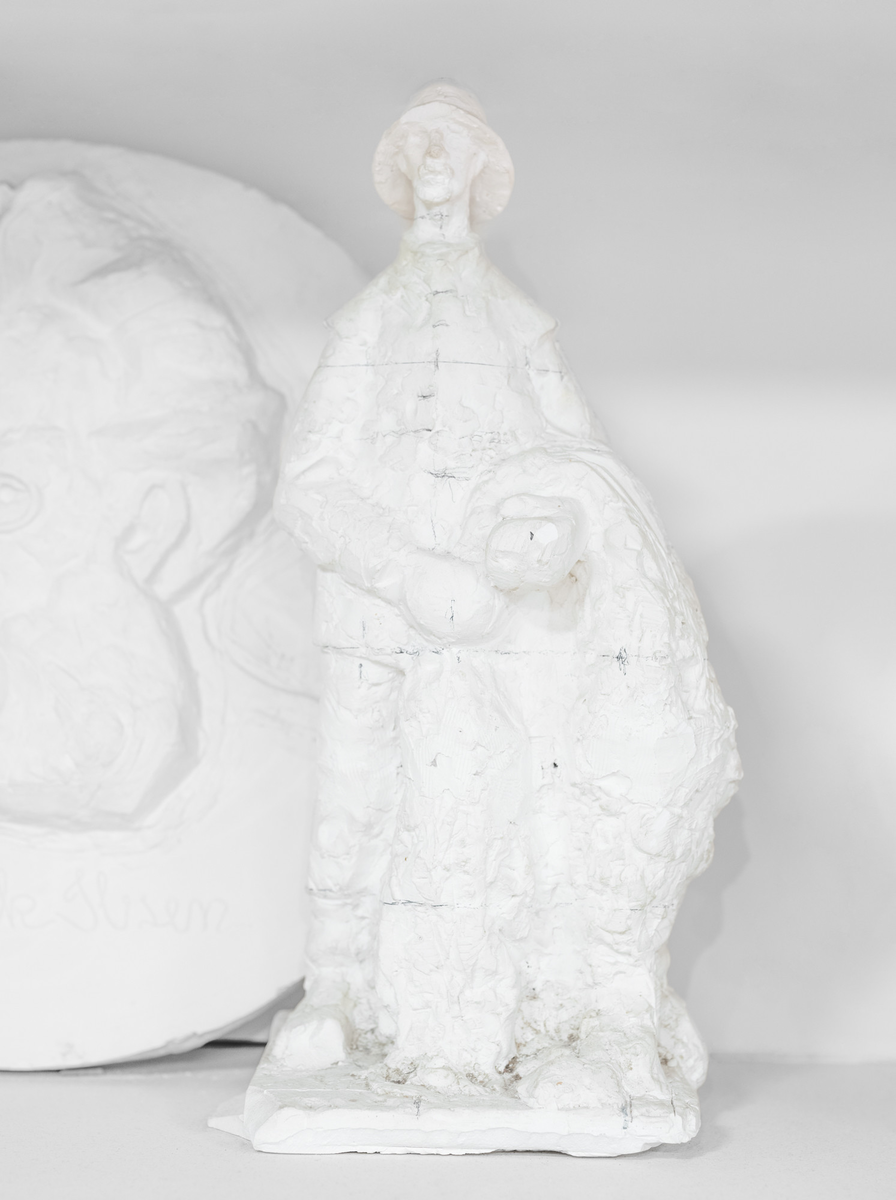 På plint, betegnet med målestreker for forstørring