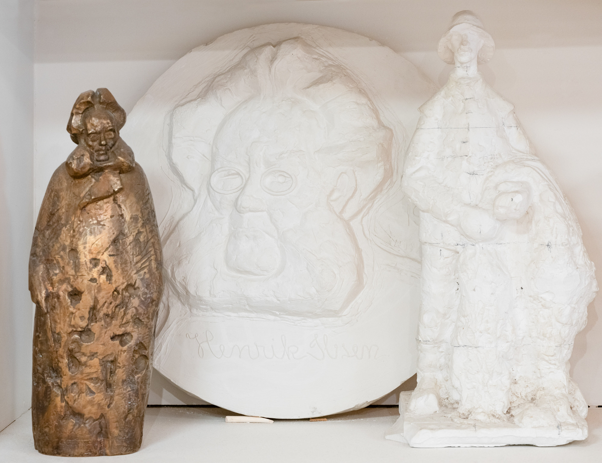 På plint, betegnet med målestreker for forstørring