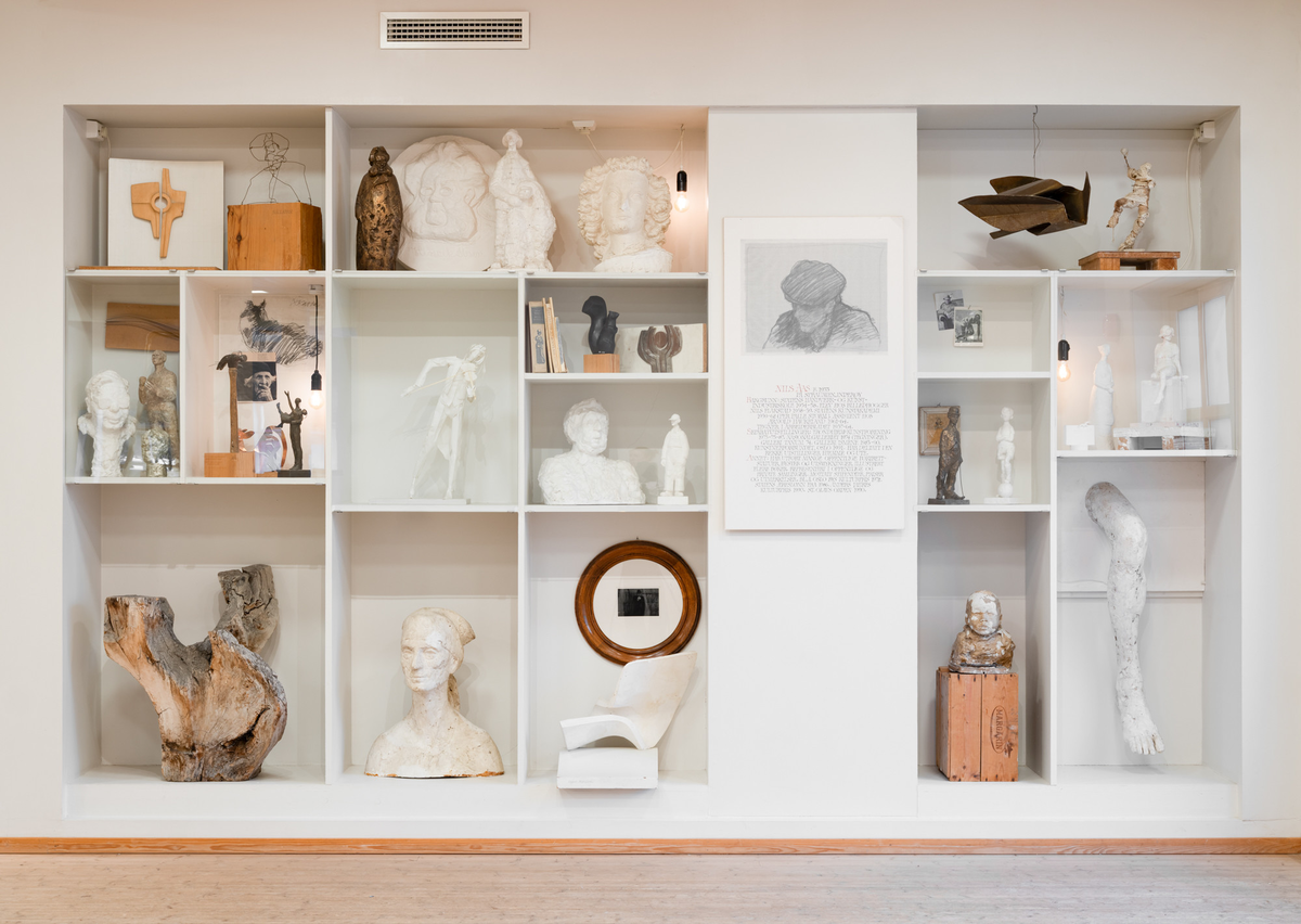 På plint, betegnet med målestreker for forstørring