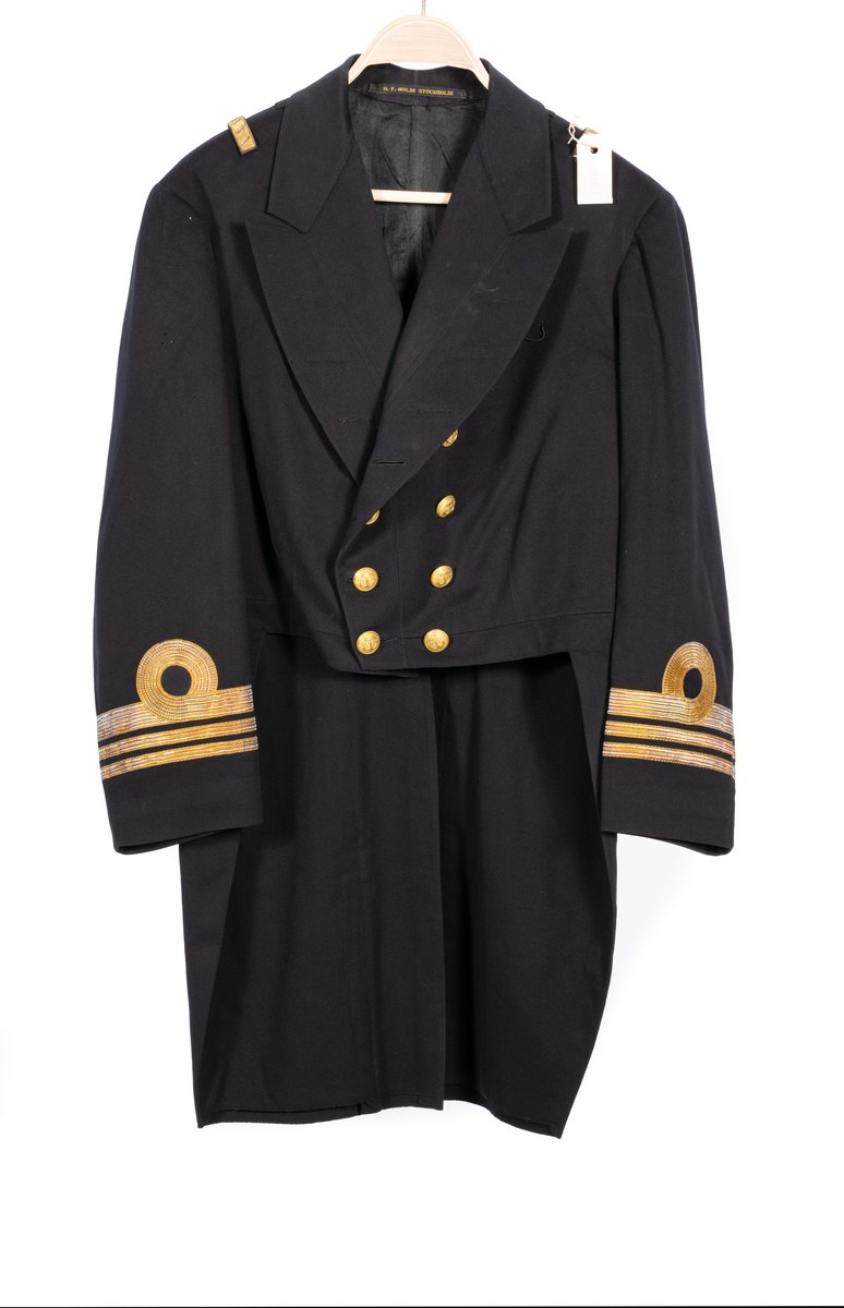 Frack med guldtränsar för epåletter försedd med 14 förgyllda ankarknappar.