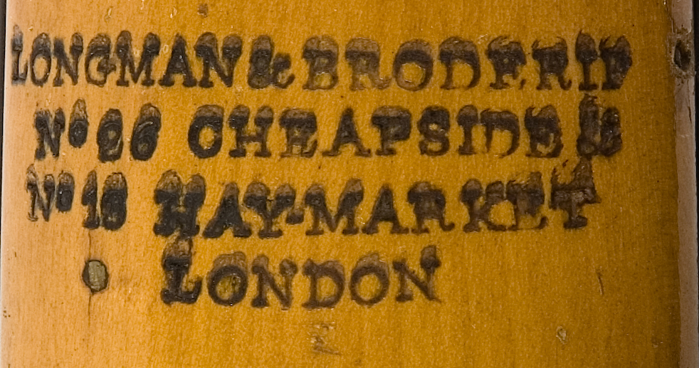 Cister av engelsk modell (English guitar) med tangentfunktion. Oval korpus med en lucka i sargen för att nå tangentmekaniken. 6 tangenter på locket. Resonanshål med rosett av mässing. På locket nedanför greppbrädan en stämpel med tillverkarens namn. Stämmekanik av Prestonmodell som stäms med urmakarnyckel. 