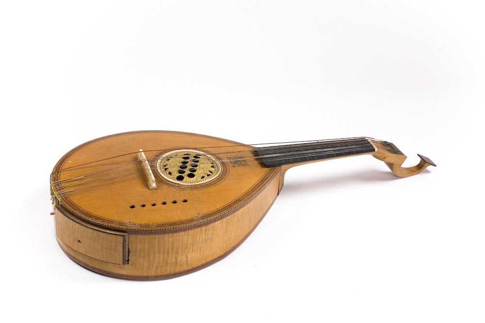 En cister av engelsk modell med engelsk stämmekanism(Preston) Tämligen oval Korpus, 12 strängar. snäckan avslutas med en kvadratiskt utsmyckning i olika faner. I sargen finn en lucka där man når mekaniken till de tangenter som en gång suttit på instrumentet men som nu är borta. Ljudhålet är täckt med en mässingsrosett med runda med två rader med runda hål. 