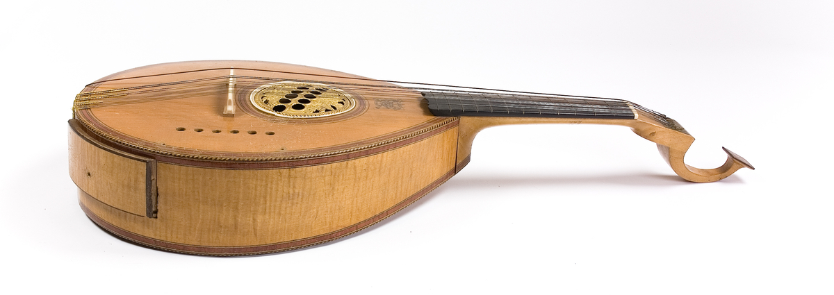 En cister av engelsk modell med engelsk stämmekanism(Preston) Tämligen oval Korpus, 12 strängar. snäckan avslutas med en kvadratiskt utsmyckning i olika faner. I sargen finn en lucka där man når mekaniken till de tangenter som en gång suttit på instrumentet men som nu är borta. Ljudhålet är täckt med en mässingsrosett med runda med två rader med runda hål. 