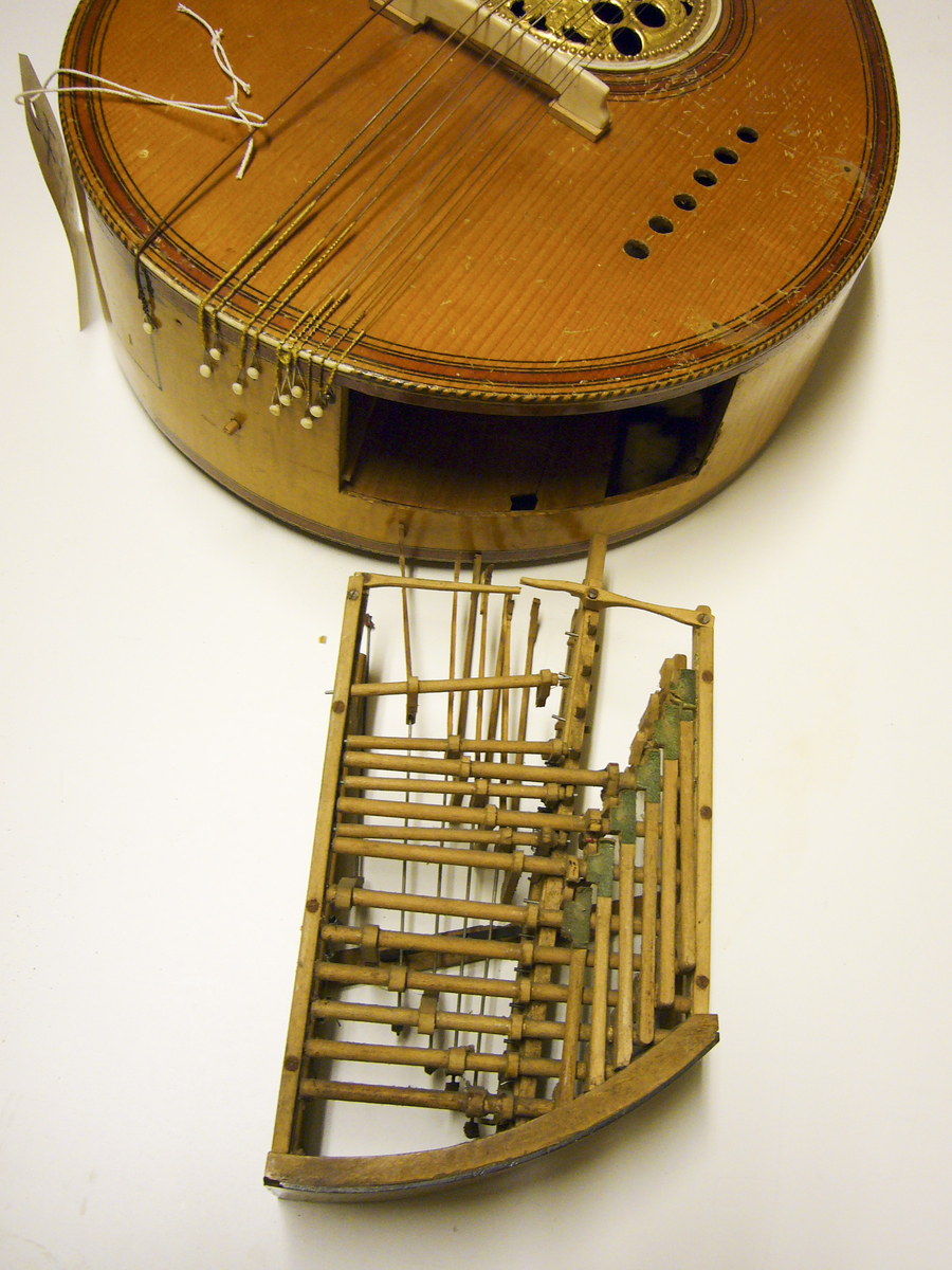 En cister av engelsk modell med engelsk stämmekanism(Preston) Tämligen oval Korpus, 12 strängar. snäckan avslutas med en kvadratiskt utsmyckning i olika faner. I sargen finn en lucka där man når mekaniken till de tangenter som en gång suttit på instrumentet men som nu är borta. Ljudhålet är täckt med en mässingsrosett med runda med två rader med runda hål. 