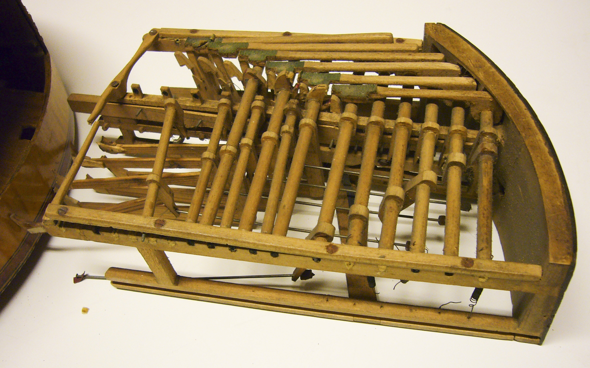 En cister av engelsk modell med engelsk stämmekanism(Preston) Tämligen oval Korpus, 12 strängar. snäckan avslutas med en kvadratiskt utsmyckning i olika faner. I sargen finn en lucka där man når mekaniken till de tangenter som en gång suttit på instrumentet men som nu är borta. Ljudhålet är täckt med en mässingsrosett med runda med två rader med runda hål. 